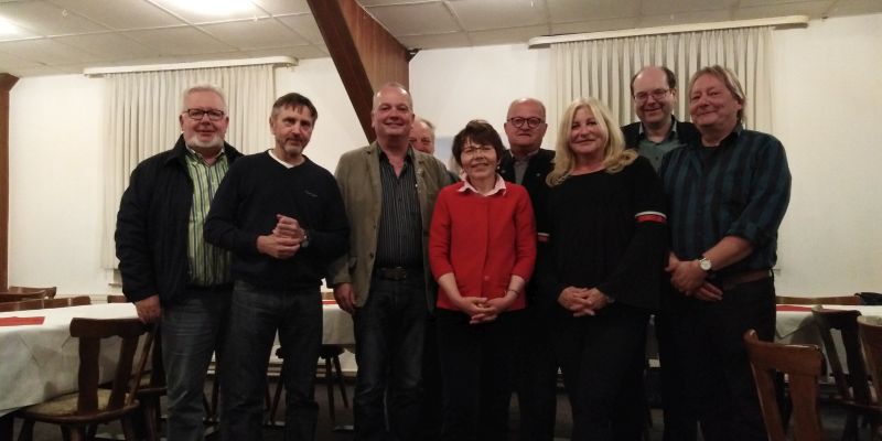 Margrit Behrens-Globisch (Mitte) mit ihren Unterstützern im Südkreis Holzminden: (von links) Norbert Tyrasa, Gerd Henke, Werner Tyrasa, Helmut Musebrink, Klaus Rickmeier, Bernadette Buxton, Christian Meyer und Peter Ruhwedel