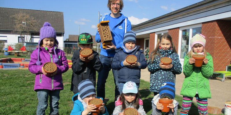 Vorschulkinder Deensen bauen mit dem NABU Holzminden Insektenhotels