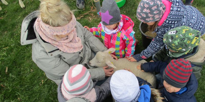 Osterzeit ist Lämmerzeit - auch im Kindergarten Deensen