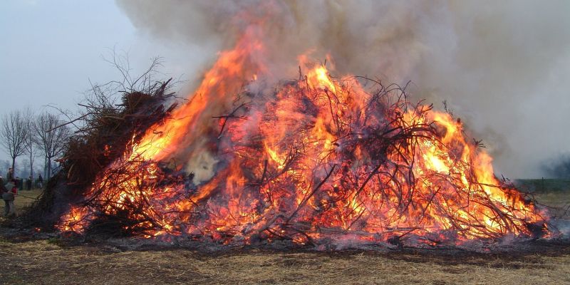 Osterfeuer und Fakelumzug in Heinade am 20. April 
