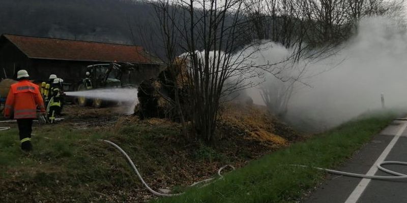 10 brennende Strohballen sorgten für eine kurzzeitige Sperrung der B83 in Pegestorf