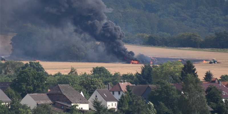 Schwarze Rauchsäule über Boffzen: Feuerwehren im Großeinsatz