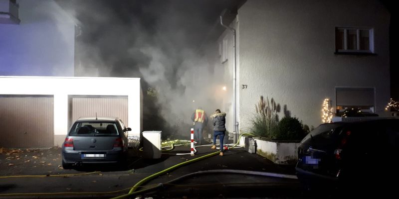 Wohnungsbrand in der 'Unter dem Kiekenstein' Straße - Männliche Person gerettet