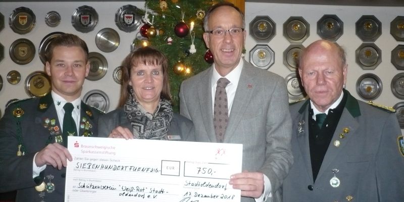750-Euro-Scheck für den Schützenverein Weiß-Rot Stadtoldendorf 