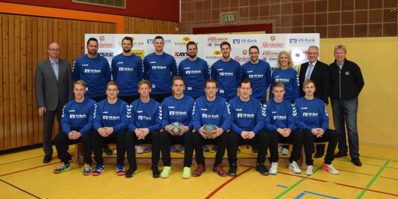 „Eine Zeit des Schenkens“ – 1. Herren des TV 87 Stadtoldendorf freuen sich über gesponserte Trainingsanzüge der VR-Bank Südniedersachsen