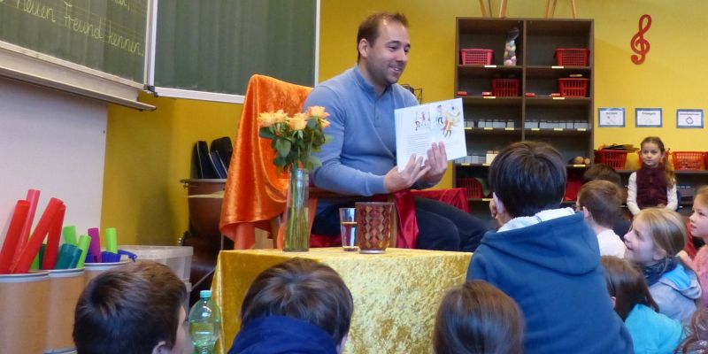 Bundesweiter Vorlesetag: Schraps liest für Kinder der Niels-Stensen-Grundschule