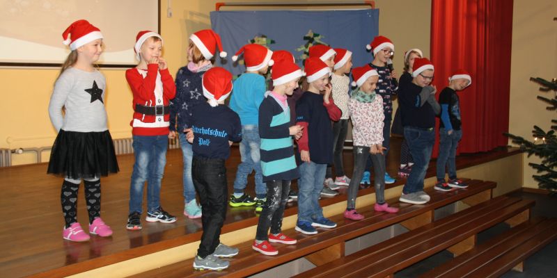 24 Weihnachtsmänner und vieles mehr - Große Schulweihnachtsfeier der Ritterhofschule Polle