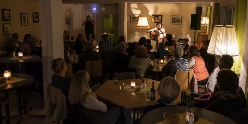 Robby Ballhause begeistert Publikum im Mehrgenerationenhaus Eschershausen