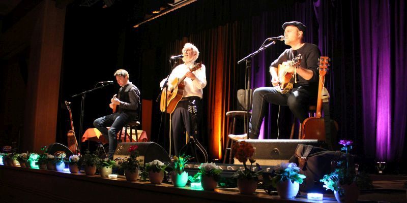 „The Cannons“ begeistern das Publikum im Delligser Festsaal