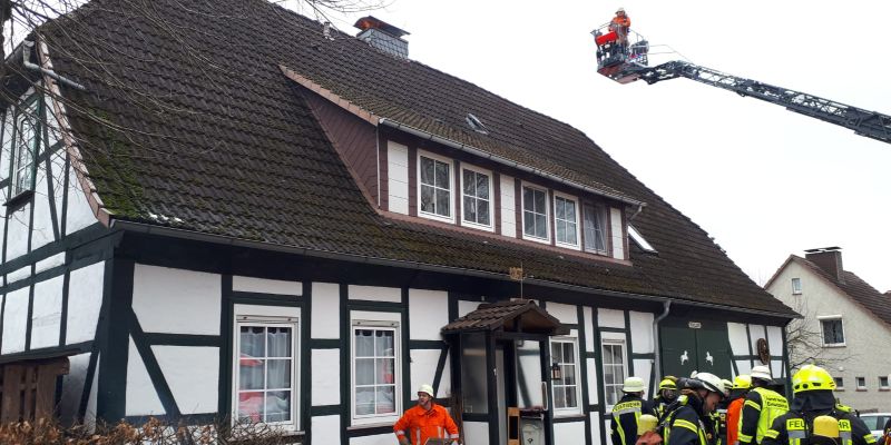 Schornsteinbrand in Neuhaus - Drehleiter Holzminden im Einsatz