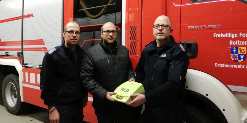 Übergabe eines AED an die Ortsfeuerwehr Boffzen