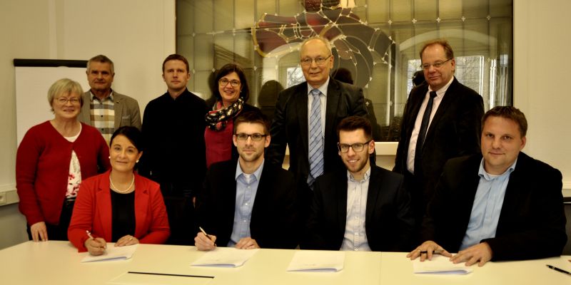  Bürgerbus startet ab April - Vertrag zwischen Landkreis Holzminden, Bürgerbusverein und RBB unterzeichnet