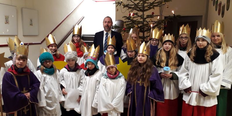 Großartiger Einsatz der Sternsinger - 20 Mädchen und Jungen aus Stadtoldendorf und umliegenden Dörfern sammeln 2.676,92 Euro 