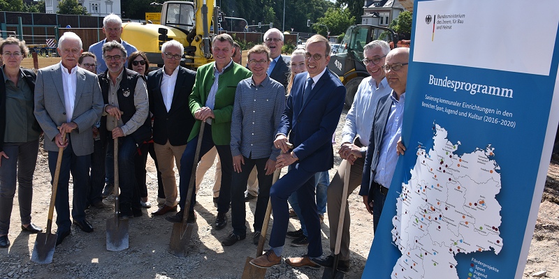 Erster Spatenstich: Neues Höxteraner Hallenbad entsteht bis Ende 2020