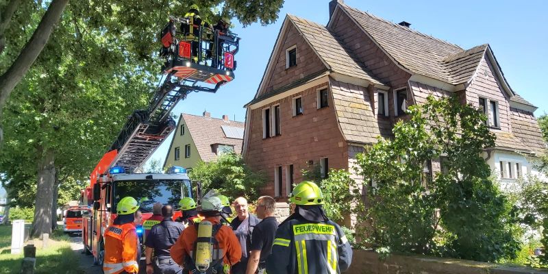 Elf Feuerwehrkräfte, vier Fahrzeuge, eine Drehleiter, ein RTW, eine Polizeistreife – für eine leere Batterie eines Rauchmelders