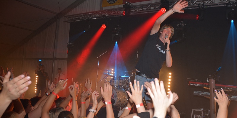 Feuerwehrfest-Auftakt: Ballermann-Sänger Mickie Krause rockt den Lüchtringer Weserstrand   