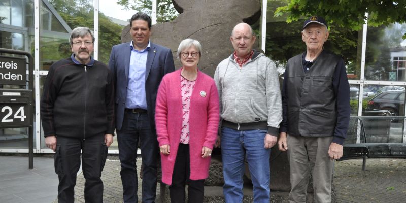v.l.r.: Friedhelm Heise, Tobias Ewert, Landrätin Angela Schürzeberg als Vorsitzende des Kreisverbandes Bund Deutscher Kriegsgräberfürsorge, Hermann Ahrens und Heini Eickenberg