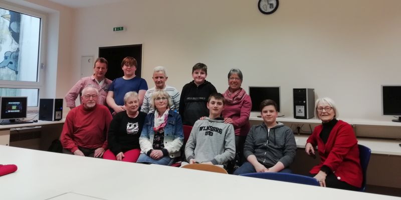 „Ran an den Computer!“ Schülerinnen und Schüler  der Haupt- und Realschule Eschershausen schulen Seniorinnen & Senioren am PC