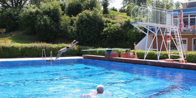 Sonniger Saisonstart im Delligser Freibad 