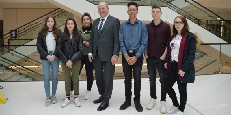 Schülerinnen und Schüler aus dem Landkreis Holzminden machen Politik im Landtag Niedersachsen