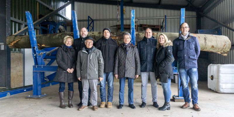 Elsa Steenbock; Wolfgang Anders, Samtgemeindebürgermeister Eschershausen/Stadtoldendorf; Lucian Kubas; Heiko Helmker, Inhaber Holz-Helmker; Hans-Dieter Steenbock, Bürgermeister Lenne; Landratskanditat Michael Schünemann mit Partnerin Nicole Brecht; Arnulf Rott