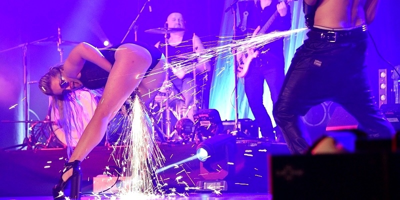 Feurige Show, spektakuläre Akrobatik und rockige Livemusik: Standing Ovations für „Rock the Circus“ 