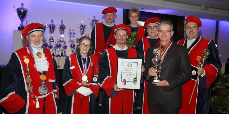 Sieger-Pokal bei „Inoffizieller Europameisterschaft“ für Fleischermeister Wilhelm Arste aus Deensen