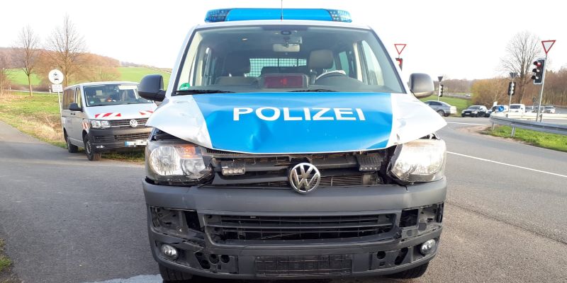 Streifenwagen verursacht Auffahrunfall auf der B64