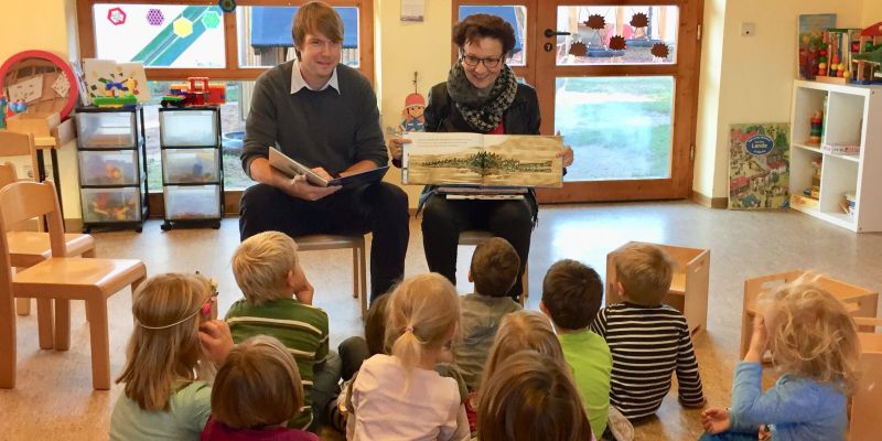 Bundesweiter Vorlesetag: Landtagsabgeordnete Sabine Tippelt und Bürgermeister Sebastian Rode lesen in Hehlener Kindergarten und Grundschule 