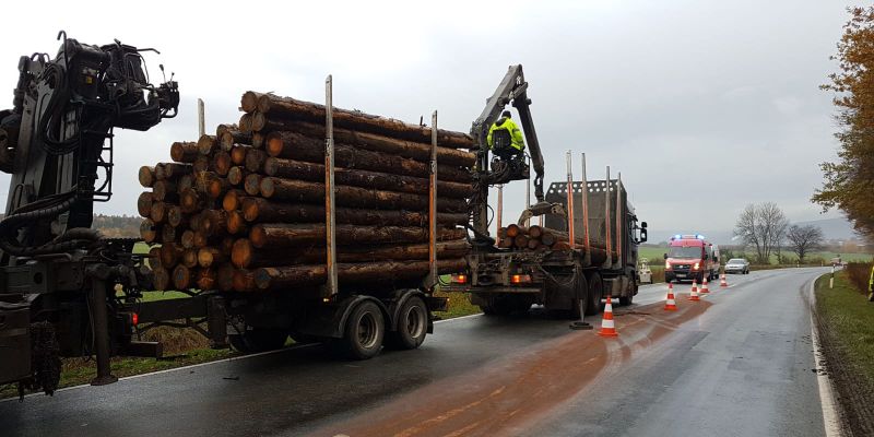 LKW verliert komplettes Motoröl - mehrere Kilometer lange Ölspur