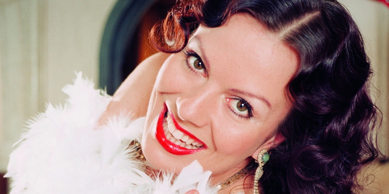 Von Zarah Leander bis Adele: DIVAS - LES GRANDES ALLURES treten in Beverungen auf