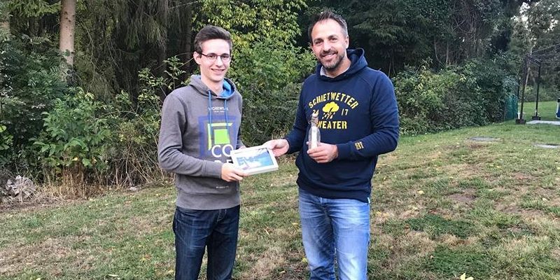 Rätsel um die Flaschenpost gelöst: Sender Lukas Waldhoff und Empfänger Sven Sacher haben zusammen gefunden