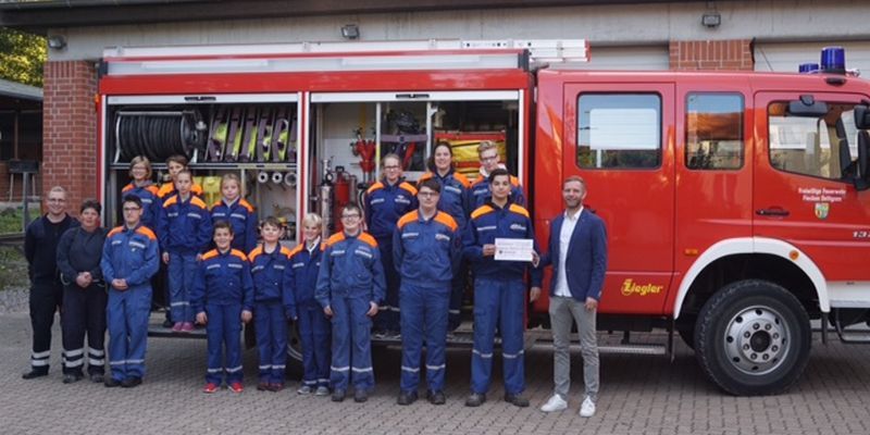 „Junge Leute fordern und födern“ – Öffentliche Versicherung Braunschweig überreicht Scheck an Jugendfeuerwehr