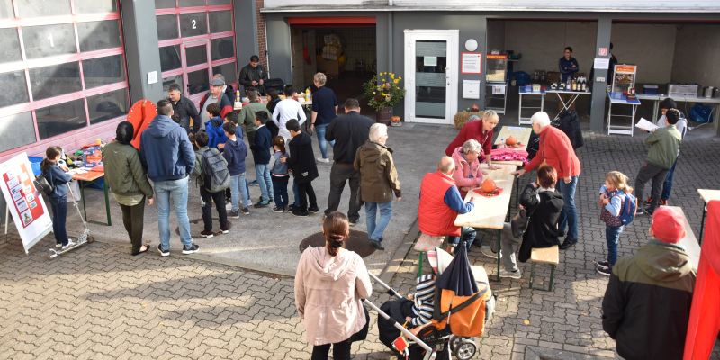 Popcorn aus Kinobehälter: DRK - Herbstfest im Innenhof mit über 100 Gästen