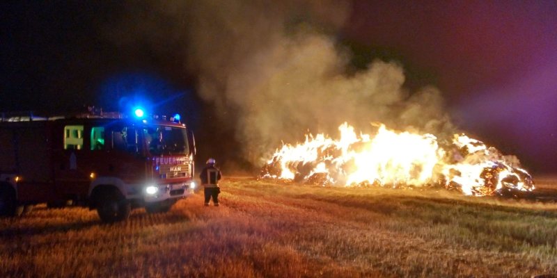 Großeinsatz für die Feuerwehren: Rund 90 Strohballen stehen in Vollbrand