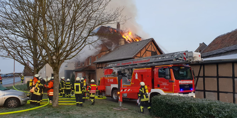 Dachstuhlbrand in Scharfoldendorf [Videos]