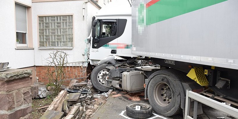 Stundenlange Sperrung der Bundesstraße 83 nach Verkehrsunfall