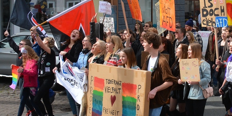Bunt statt Braun – Hunderte Höxteraner demonstrieren friedlich