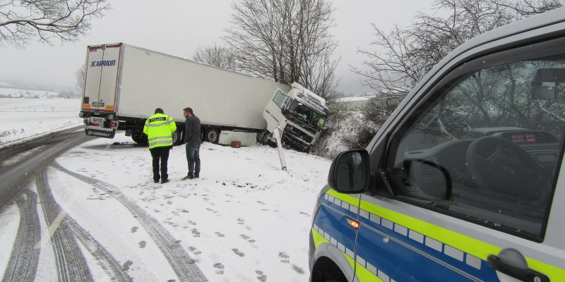 Sattelzug zu schnell und mit falscher Bereifung auf Schnee verunfallt