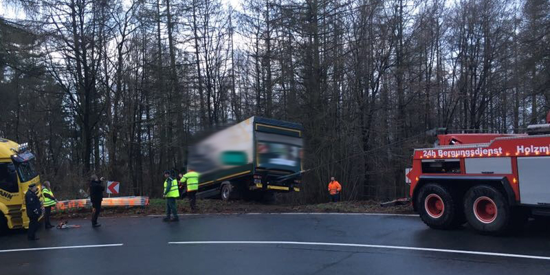 L550 von Holzminden in Richtung Boffzen: Lkw geriet in den Graben