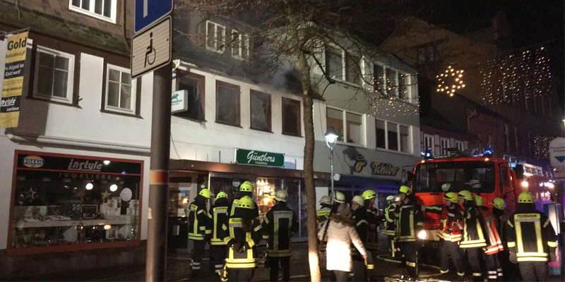 Zwei Personen durch Fenster gerettet: Feuer in der Oberbachstraße in Holzminden