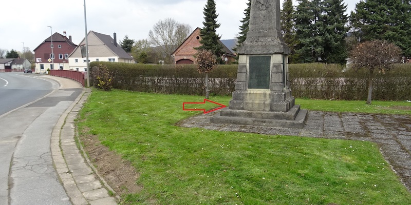 Wer hat eine Kollision mit dem Kriegerdenkmal beobachtet?