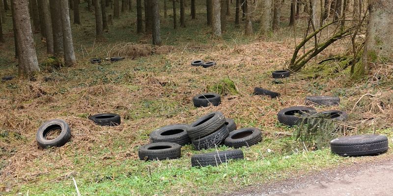 Polizei sucht Zeugen: Illegale Reifenentsorgung im Solling 