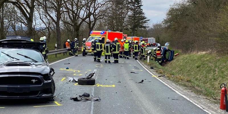 Drei Personen verletzt: Schwerer Verkehrsunfall zwischen Stadtoldendorf und Lenne 