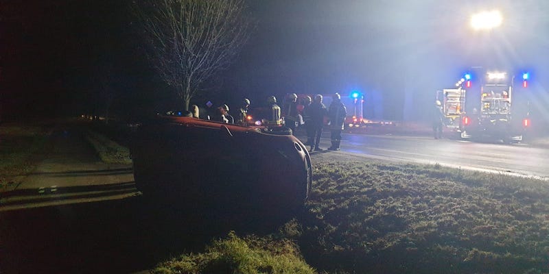 Glatte Fahrbahn: Auto überschlägt sich bei Lauenförde 
