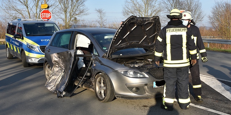 Drei Verletzte, darunter ein Kind, bei Verkehrsunfall zwischen Höxter und Holzminden