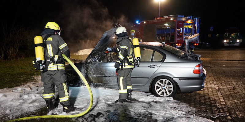 Feuerwehr Eschershausen löscht Pkw - Polizei vermutet Brandstiftung 