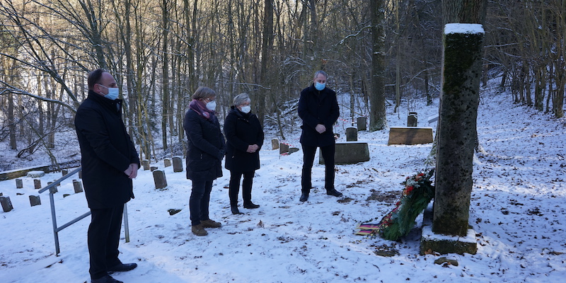 Kranzniederlegung zum Gedenken an die Opfer des Nationalsozialismus auf dem Ehrenfriedhof in Holzen 