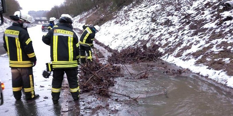 Bundesstraße unter Wasser: Unrat führt zu Straßenüberflutung