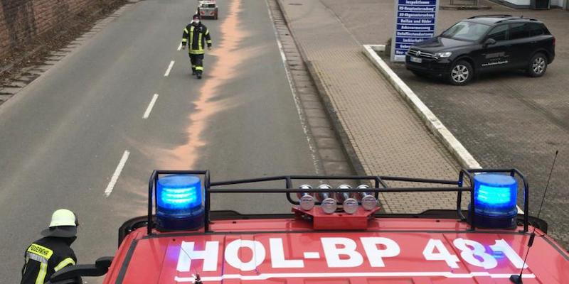 Feuerwehr Bodenwerder beseitigt Ölspur in der Poller Straße 